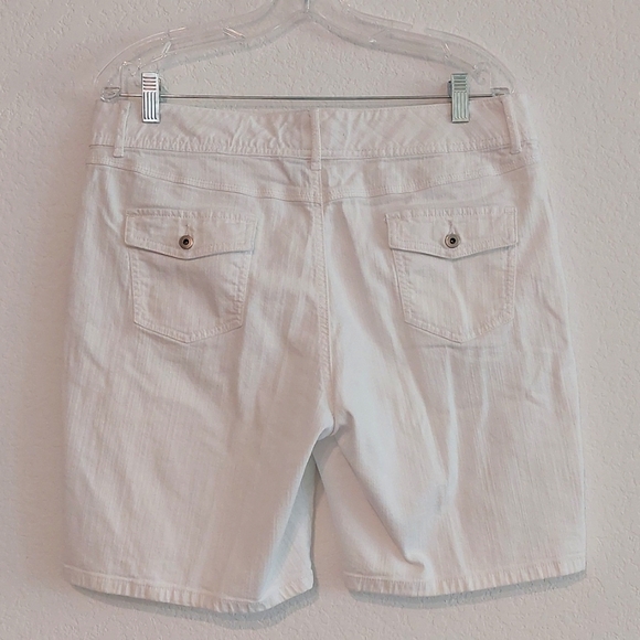 CHICO'S PLATINUM Women's White Thornton Denim Shorts NWOT - Picture 2 of 8